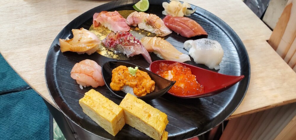 地元ファンも多い〈魚秀〉 の看板メニュー 「佐渡の地魚にぎりセット」