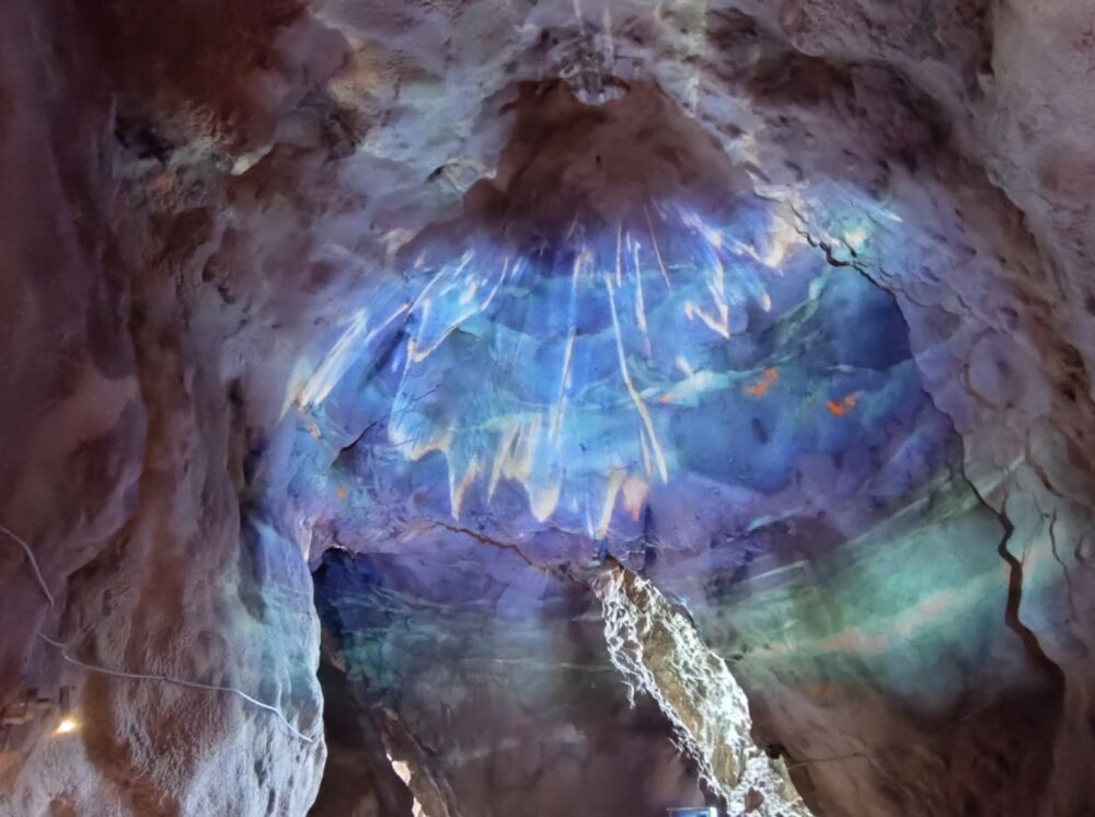 島の自然や海を幻想的に演出！尖閣湾洞窟プロジェクションマッピングで魅力をアピール／佐渡市